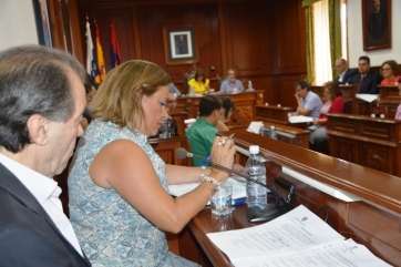 Imagen de archivo de los concejales del PP José Suárez y Mari Carmen Castellano durante un Pleno municipal (Foto TA)