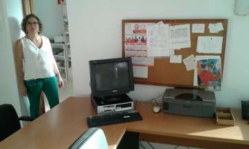 La concejala accidental de Servicios Sociales, Marta Hernández, en las remozadas dependencias (Foto TA)