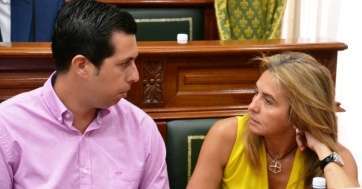 Soledad Hernández, en un Pleno de Telde, junto al vicealcalde y portavoz socialista, su compañero Alejandro Ramos (Foto TA)
