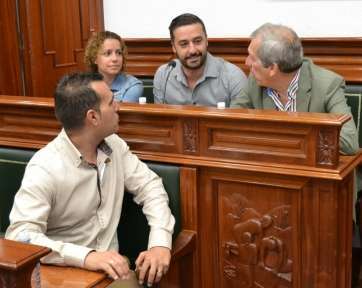 Imagen de archivo de los cuatro ediles de UxGC durante un Pleno municipal (Foto TA)