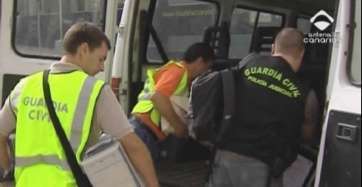 Efectivos de la Guardia Civil, en el momento de la detención de los trabajadores y de llevarse ordenadores de las oficinas (Foto captada por TA de A3)