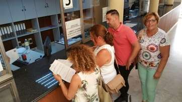 El grupo de Unidos, presentando esta mañana el escrito (Foto TA)