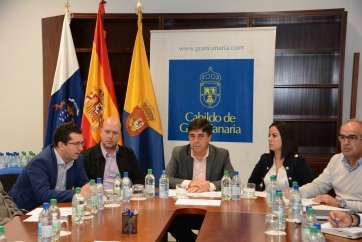 Gilberto Díaz (c.), en una comparecencia pública (Foto TA)