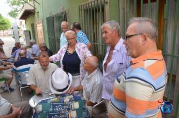 Protesta de los mayores delante de la puerta del centro (Foto TA)