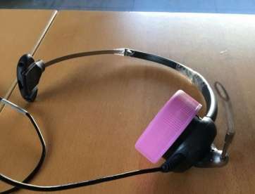 Cinta y una tapa de garrafa haciendo de auricular en un puesto del Centro de Comunicaciones de la Policía Local de Telde (Foto TA)