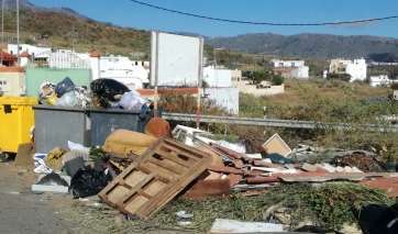 La basura y los enseres se acumulan junto a la carretera de Los Picos (Foto TA)
