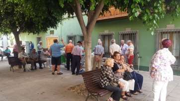 Protesta en el exterior del centro de mayores (Foto TA)