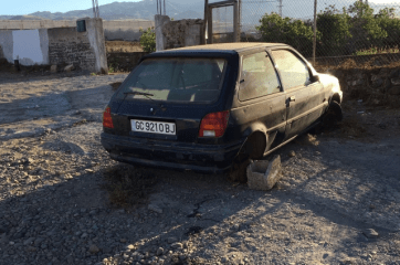 Coche abandonado en Jinámar; posteriormente calcinado (Foto TA)