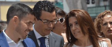 La alcaldesa Carmen Hernández (NC), conversando con los nacionalistas Pablo Rodríguez y Héctor Suárez (CC) (Foto TA)