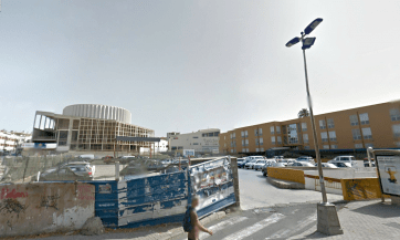 Al fondo, cubierta del parquin de Arnao objeto de disputa (Foto TA)