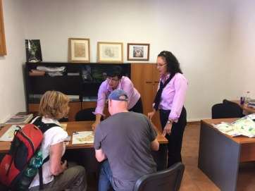 Alumnas del proyecto, atendiendo visitantes (Foto TA)