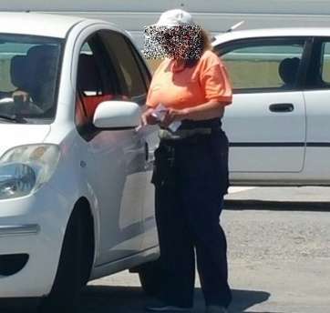 Trabajadores de Proceven (i) y de Cosava (d) mantienen un enfrentamiento desde hace días por la gestión de los aparcamientos de Arnao (Foto TA)