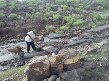 El dirigente vecinal José Luis Florido, despejando los accesos a Rosiana tras las lluvias del pasado octubre (Foto TA)