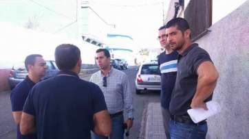 El concejal Alejandro Ramos con vecinos y técnicos en la calle de Granada (Foto TA)
