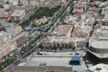 Vista aérea del Palacio de la Cultura y la explanada que se usa como parquin (Foto TA)