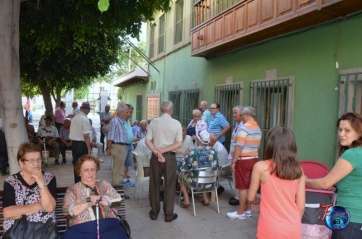 Protesta de mayores ante las puertas cerradas del centro, días atrás (Foto TA)