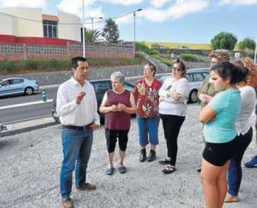 Alejandro Ramos, ayer, con los vecinos de la calle de Alfonso XIII, en La Herradura (Foto Juan Carlos Alonso-C7).