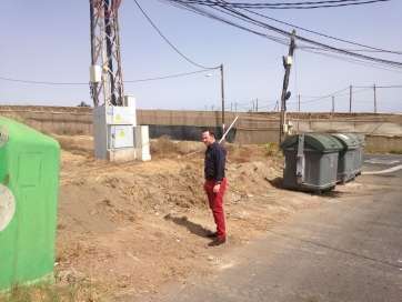 El edil Eloy Santana, junto a una de las parcelas en las que se ha actuado (Foto TA)