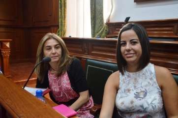 La concejal socialista Soledad Hernández (i), hoy en el Pleno junto a su compañera de siglas Saraiba Leal (Foto TA)