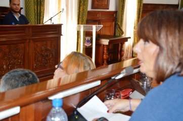 Imagen de archivo de un operarios de Vías y Obras trabajando en una plaza del municipio (Foto TA)