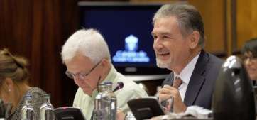El consejero insular de Hacienda, Pedro Justo, en el Pleno del pasado viernes (Foto TA)