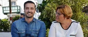 Juan Antonio Peña, concejal y portavoz de Unidos, junto a Jacinta Macías, secretaria política de su grupo, el pasado viernes después del Pleno (Foto TA)