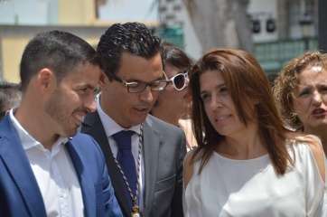 La alcaldesa Carmen Hernández y los nacionalistas Pablo Rodríguez y Héctor Suárez, en las fiestas de San Juan de este año (Foto TA)