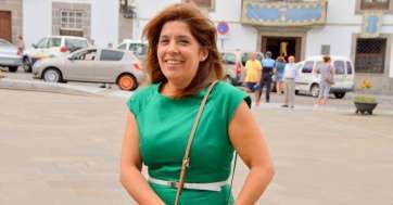 Carmen Hernández, ayer al mediodía en la plaza de San Juan (Foto Antonio Alí)