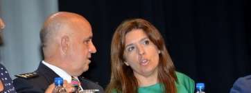 Carmen Hernández, ayer, junto al comisario de la Policía Nacional en Telde, Jesús García Aller (Foto Fco. Javier Santana)