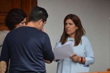 La alcaldesa Carmen Hernández y la concejala Celeste López, conversando con Alejandro Ramos al término de la Junta de Gobierno (Foto TA)