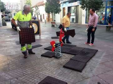 Eloy Santana, en Los Llanos, observa cómo un grupo de operarios municipales trabaja (Foto TA)