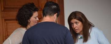 La alcaldesa charla con Alejandro Ramos, de espalda, y la concejal Celeste López, este miércoles en San Juan (Foto TA)