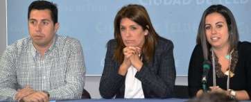 La alcaldesa Carmen Hernández, flanqueada por los ediles socialistas Saraiba Leal y Alejandro Ramos (Foto TA)