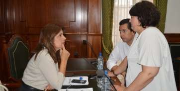 La alcaldesa con los portavoces de NC y PSOE en un Pleno reciente de Telde (Foto TA)