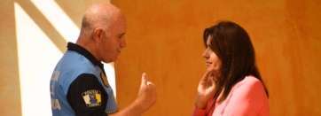 La alcaldesa Carmen Hernández, conversando este mediodía con el jefe de la Policía Local, Félix Ramos (Foto TA)