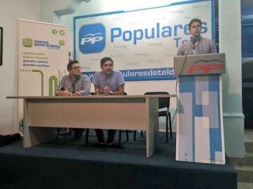 Borja Hernández, primero por la derecha, esta tarde tras ser nombrado presidente de las NNGG (Foto TA)