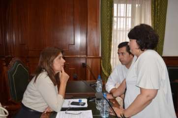 Celeste López y Carmen Hernández con el socialista Alejandro Ramos, en un Pleno reciente (Foto TA)