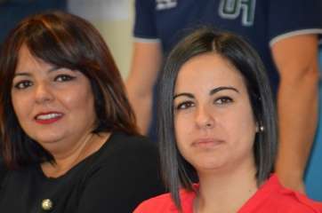 La concejala socialista de Educación, Saraiba Leal, en un primer plano, y al fondo la nueva edila del Gobierno, Gloria Cabrera de CC (Foto TA)