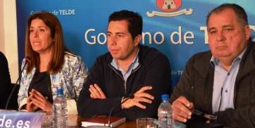 La alcaldesa y los cabezas visibles del PSOE y CCD (Foto TA)