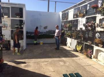 Agustín Arencibia, controlando los trabajos en el cementerio de San Gregorio (Foto TA)