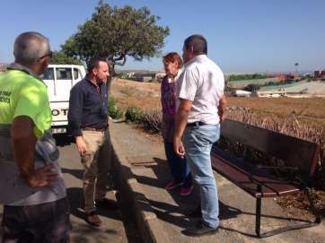 El concejal Eloy Santana, conversando con vecinos de Las Medianías (Foto TA)