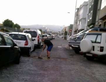 Un vecino arregla los socavones de la calle, días atrás (Foto TA)
