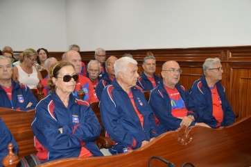 Vista del público en el pleno, con miembros del equipo de balonmano del centro de mayores (Foto TA)
