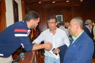 El líder y concejal de Más por Telde, Juan Francisco Artiles, en el centro de la imagen, ayer en el Pleno ordinario de octubre (Foto TA)