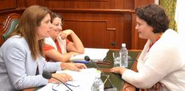 La alcaldesa Carmen Hernández (i) y la concejala Celeste López (d), conversan durante un Pleno municipal con la Interventora Paloma Goig de fondo (Foto TA)