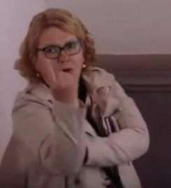 La empleada municipal en el momento de hacer un corte de mangas a seguidores de Podemos (Foto TA)