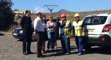 La alcaldesa Carmen Hernández y el concejal Agustín Arencibia, durante su visita a La Majadilla para supervisar las obras (Foto TA)
