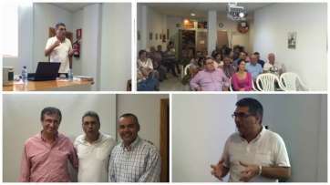 El ponente durante la charla y con ediles de Más por Telde (Foto TA)