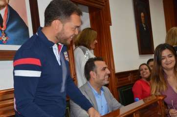 Esther González con otros ediles en el último Pleno de Telde (Foto TA)