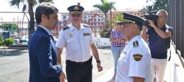 El delegado del Gobierno saluda al comisario de Telde en presencia del jefe superior de Policía de Canarias (Foto TA)